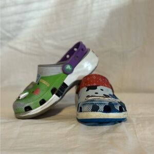 Men’s Toy Story Mismatch Crocs, Buzz Lightyear and Woody, Size 1 Jr